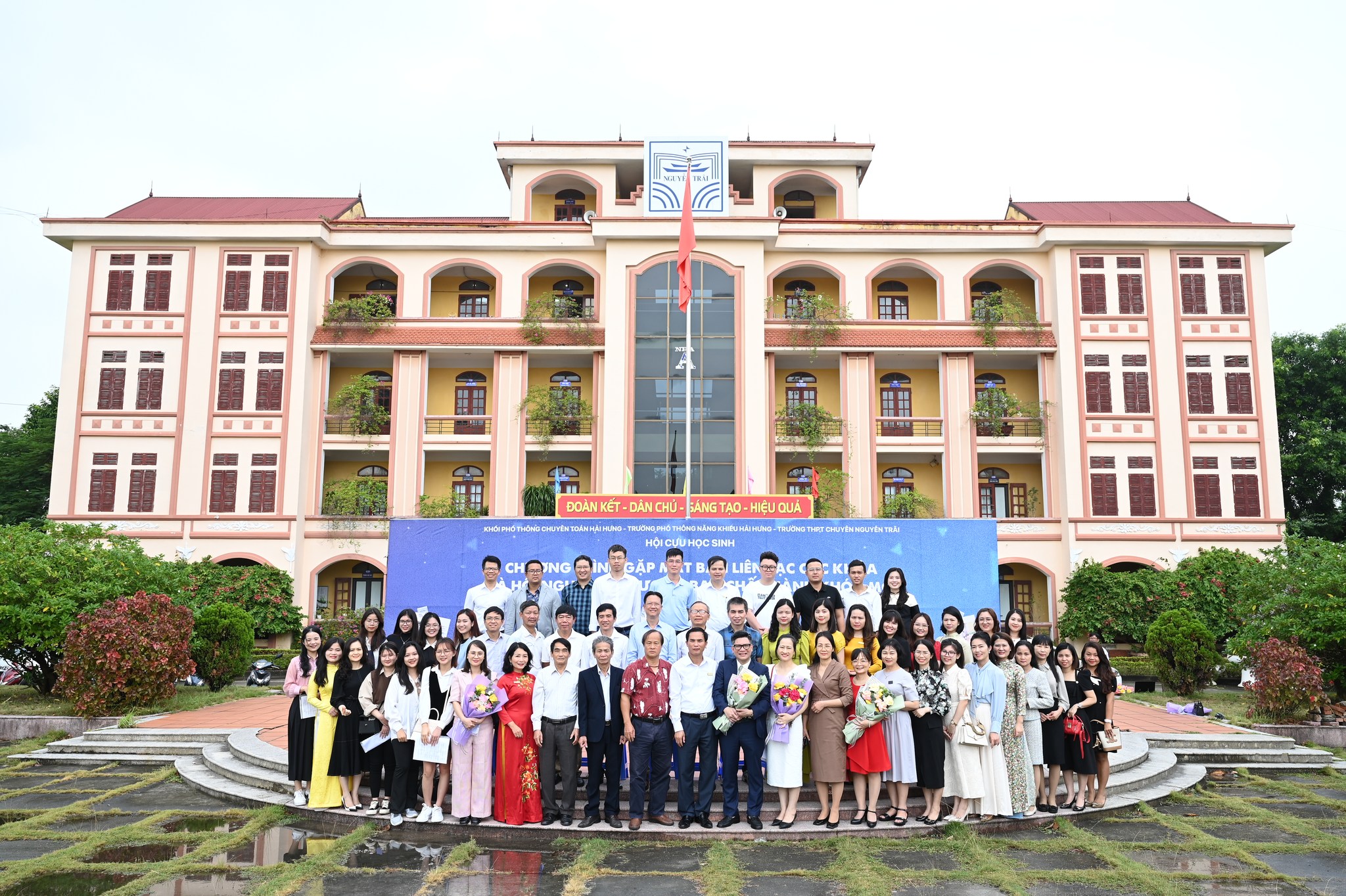 Có thể là hình ảnh về 3 người và văn bản